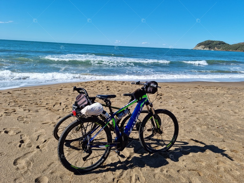 bici sulla spiaggia.jpg